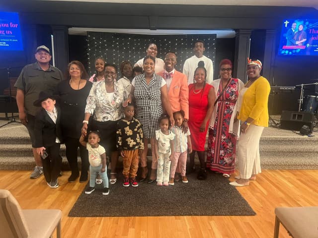 The Romans 116 Church family together in Lynnwood, Washington (1)